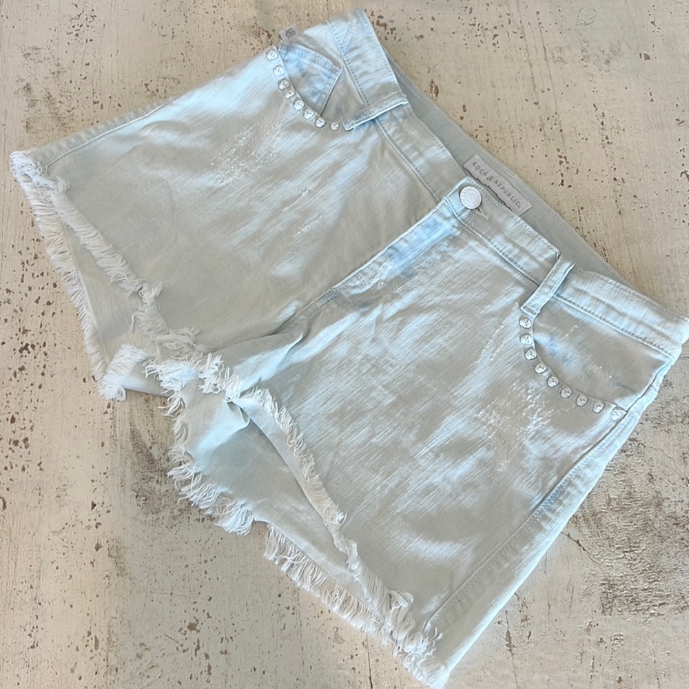 Rock & Republic Hula Shorts Women's 14 Light Wash Blue Distressed Denim Skulls